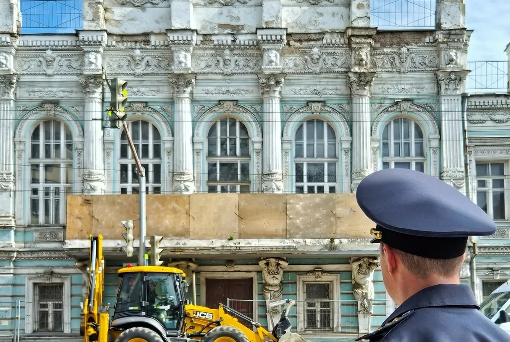В Ярославле дом с атлантами после года судов изъяли у владельца
