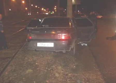 В Ярославле «десятка» врезалась в столб