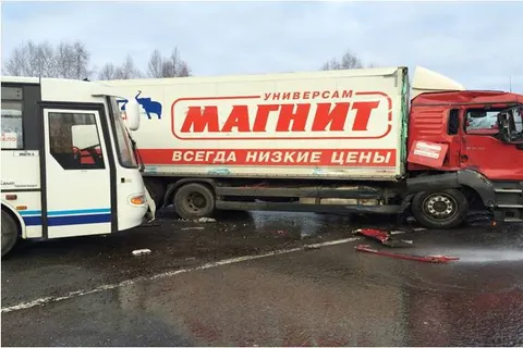 В Ярославской области столкнулись два автобуса и фура