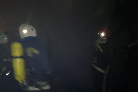 В Ярославле рядом с торговым центром горел склад