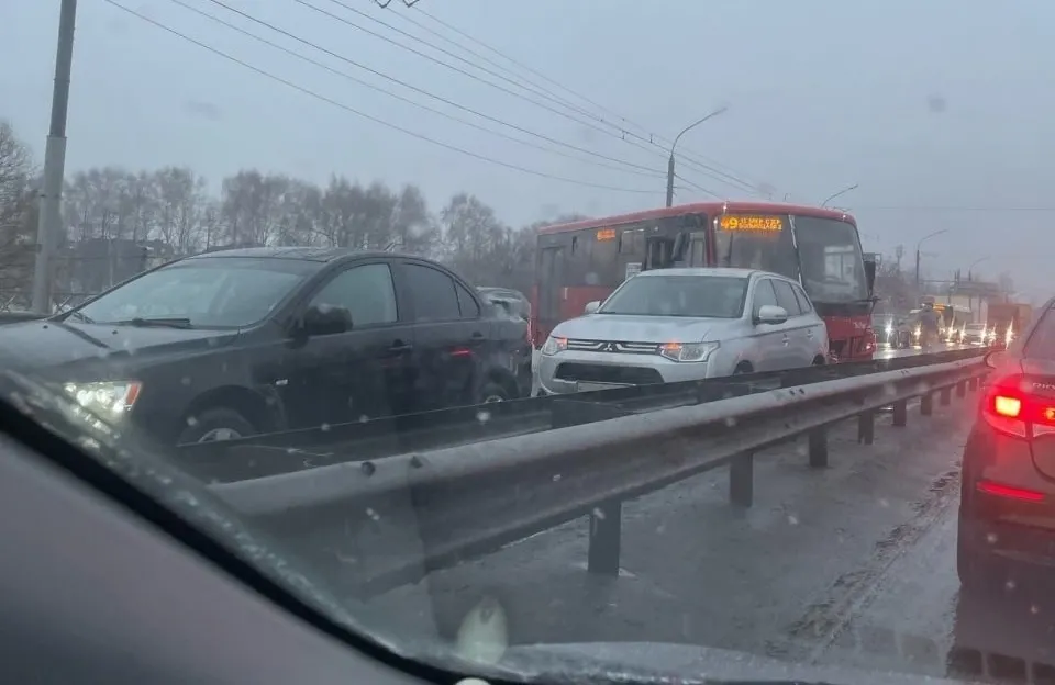 В Ярославле пассажирский автобус врезался в две легковушки