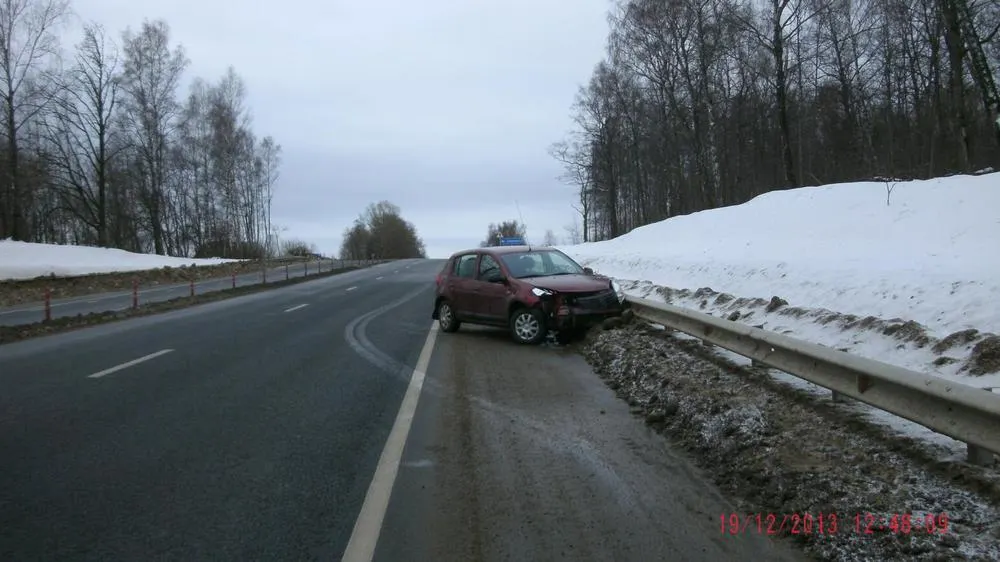 В Ярославской области авто-леди врезалась в отбойник