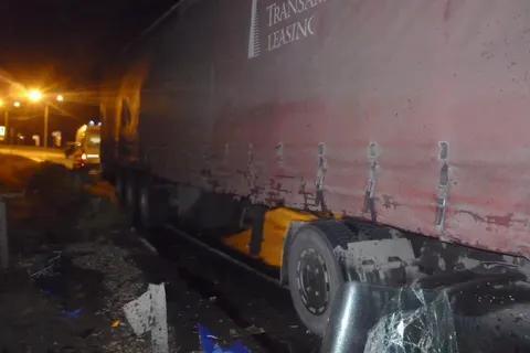 В Ярославле в выходные с моста в реку упал грузовик