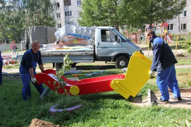 В Ярославле детские городки устанавливают сразу десять бригад