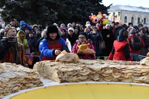 В Ярославле испекли самый большой блинный пирог