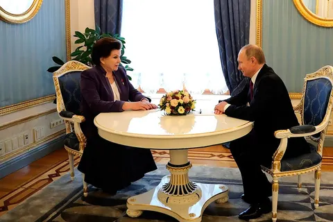 Путин подарил Терешковой бронзовую птицу
