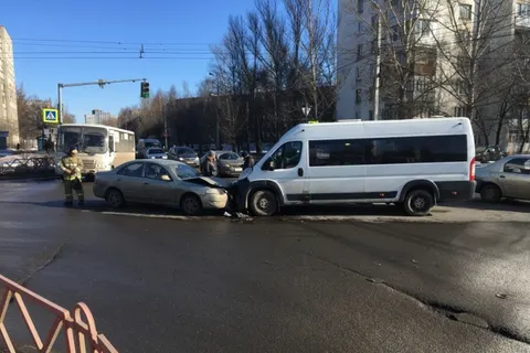 В центре Ярославля столкнулись две иномарки