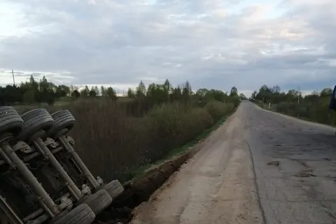 «Ехал из-за ям по обочине»: в Ярославской области перевернулась фура