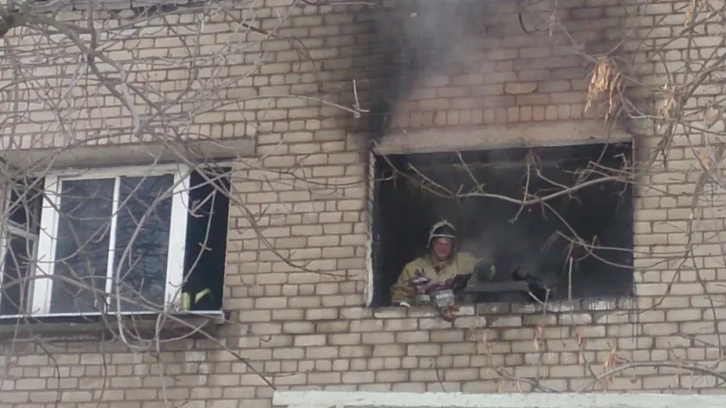В Ярославле пожарные спасли молодую маму с младенцем