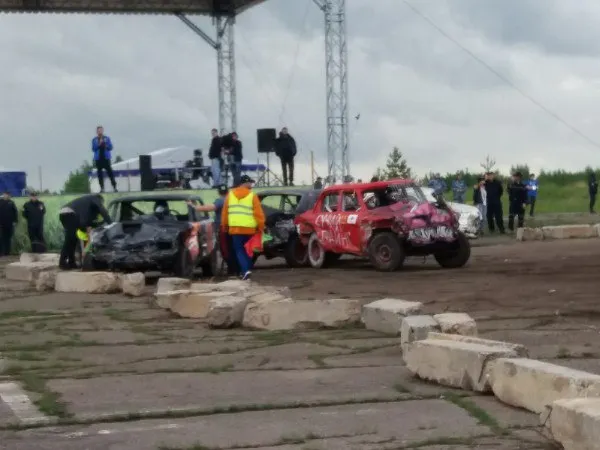 В автобоях победу одержали ярославцы на раритетной «Победе»