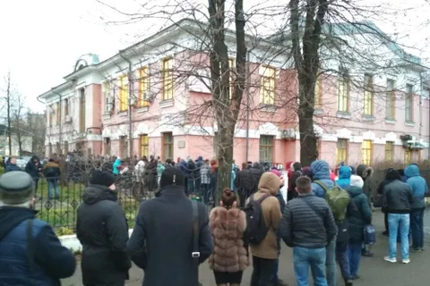 Фото дня: очередь в ярославскую «наркологичку» бьет все рекорды