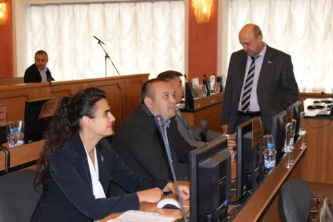 Детская площадка в центре Ярославля раскола ряды депутатов муниципалитета