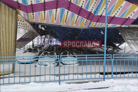 На Даманском в Ярославле из-за снега рухнула крыша аттракциона