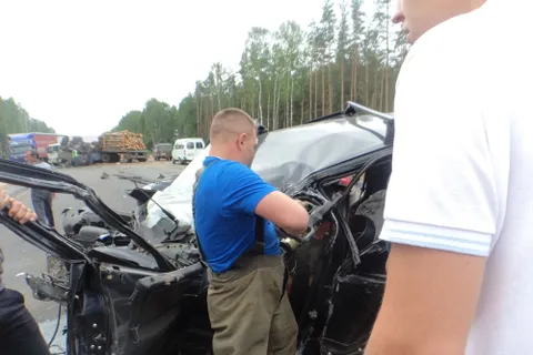 В Некрасовском районе лесовоз смял два легковых автомобиля