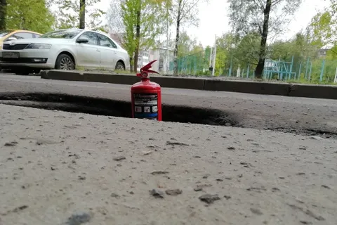 В Ярославле ямы на дорогах измеряют «огнетушителем Сашей»