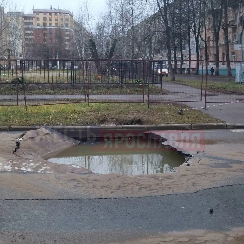 В Ярославле посреди дороги появилось озеро