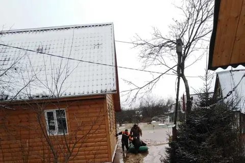 Ярославские спасатели эвакуируют людей из затопленных домов