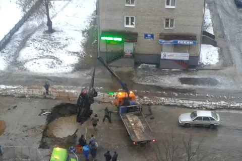 В Рыбинске водоканал заплатит компенсацию пассажирке такси, провалившегося в котлован