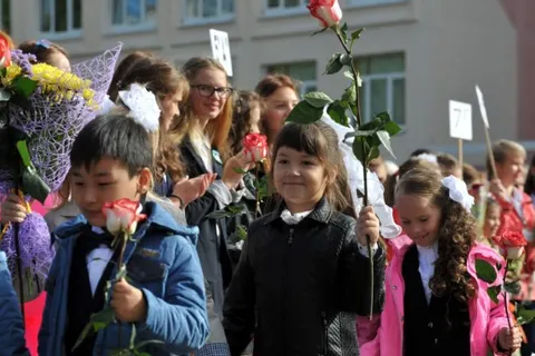 Дмитрий Миронов провел День знаний в школе и университете