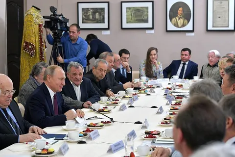Фотогалерея: Путин встретился с актерами в Ярославле