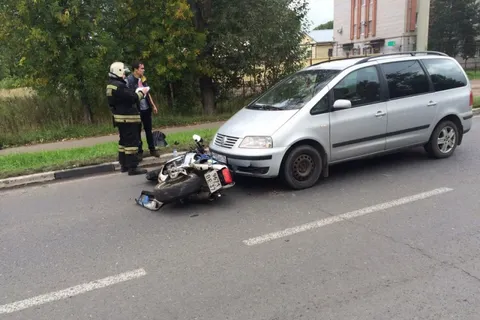 В тройном ДТП в Ярославле пострадал мотоциклист