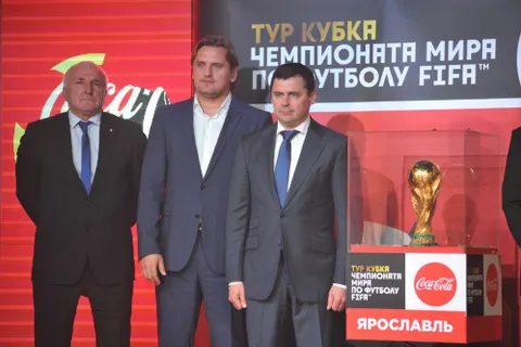 В Ярославль приехал кубок Чемпионата мира по футболу FIFA: фото