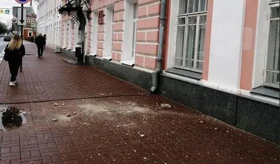 Власти Ярославля прокомментировали падение штукатурки со здания мэрии