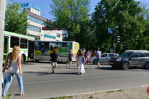 На Октябрьской площади Ярославля огромная пробка