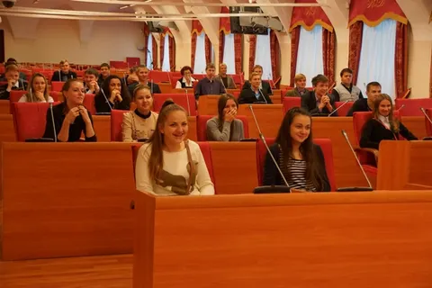 В Ярославской областной Думе учащиеся ярославской школы № 13 поговорили о политике с депутатом Сергеем Шмелевым
