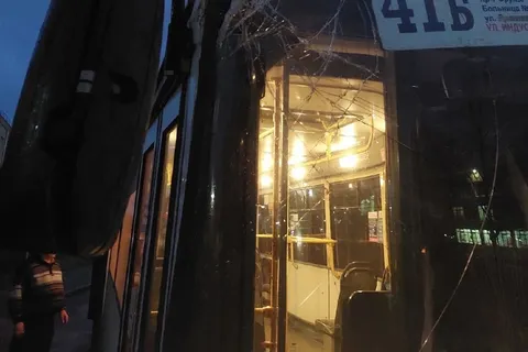 В Ярославле автобус врезался в остановку