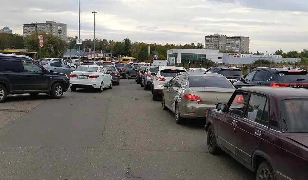 На выезде от ярославского ТЦ образовалась гигантская пробка