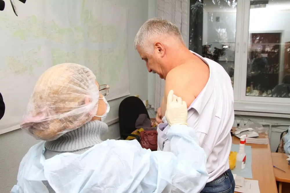 «Вымыть бред из голов»: глава Рыбинска прошел ревакцинацию