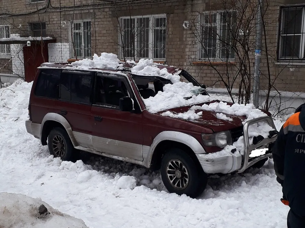 В Ярославле снег с крыши рухнул на внедорожник