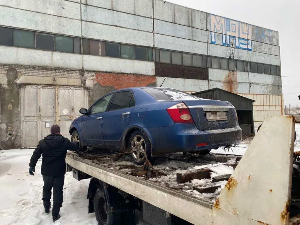 За снесенный у пенсионера забор у ярославца отобрали машину