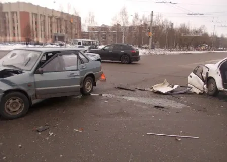 В Ярославле произошло тройное столкновение 