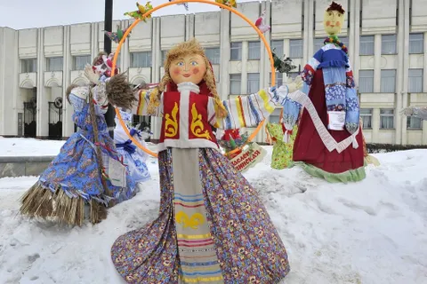 В центре Ярославля начался конкурс масленичных кукол. Фоторепортаж