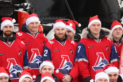 Фоторепортаж: Хоккеисты «Локомотива» сделали совместное новогоднее фото