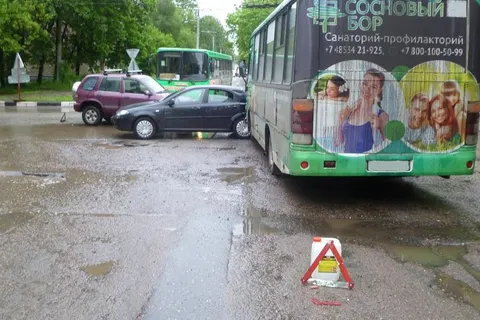 В Ярославле «Шевроле» столкнулся с «Киа» и отлетел на автобус