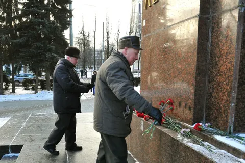 В Ярославле коммунисты возложили цветы к памятнику Ленину. Фоторепортаж