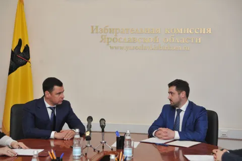 Олег Захаров вручил Дмитрию Миронову удостоверение губернатора Ярославской области