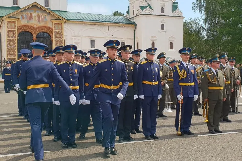 В центре Ярославля прошли маршем выпускники высшего военного училища ПВО