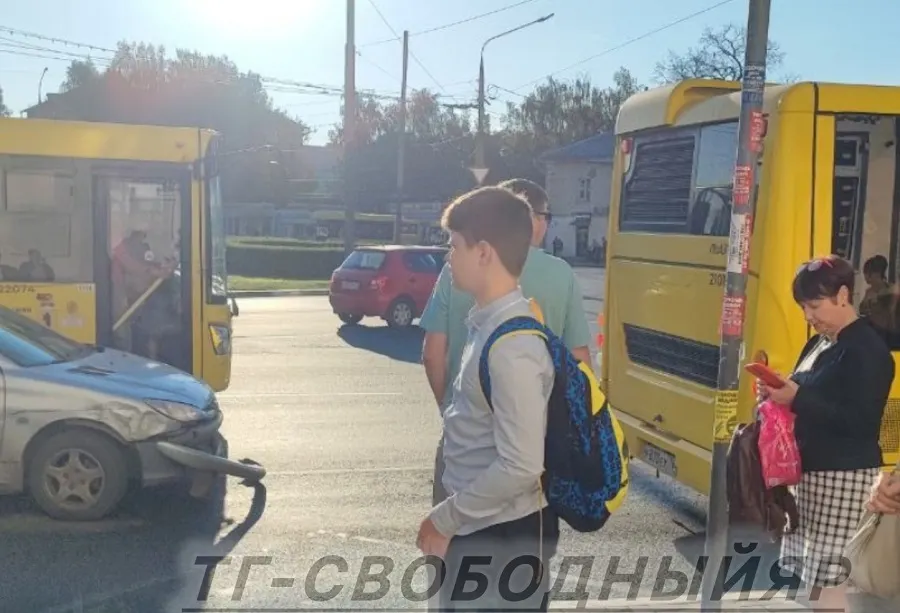 В Ярославле легковушка врезалась в автобус
