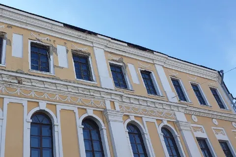 В центре Ярославля на головы людей падают кирпичи