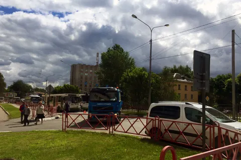 В Ярославле мусоровоз перекрыл Московский проспект