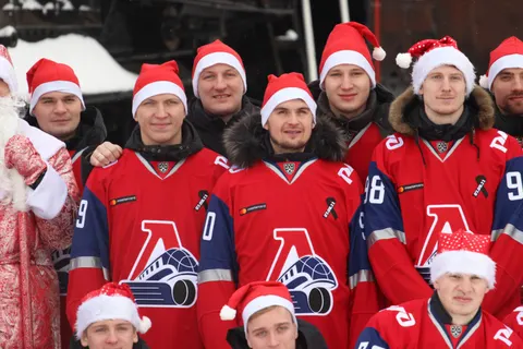 Фоторепортаж: Хоккеисты «Локомотива» сделали совместное новогоднее фото
