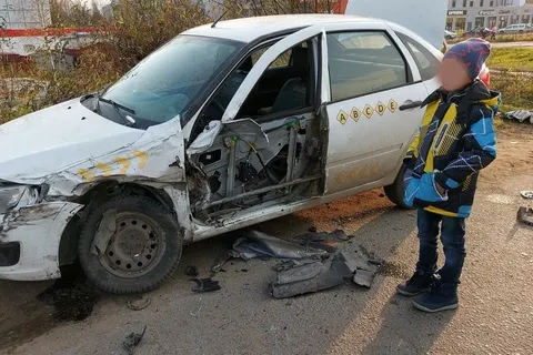 В Ярославле в аварию попала машина автошколы: видео столкновения