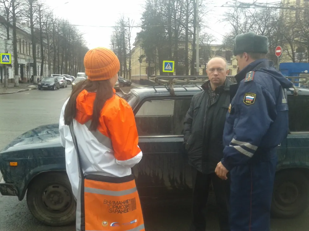 В Ярославле водителям, умеющим тормозить, раздают конфеты с пожеланиями