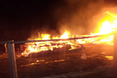 В Ярославской области дотла сгорели дом и баня