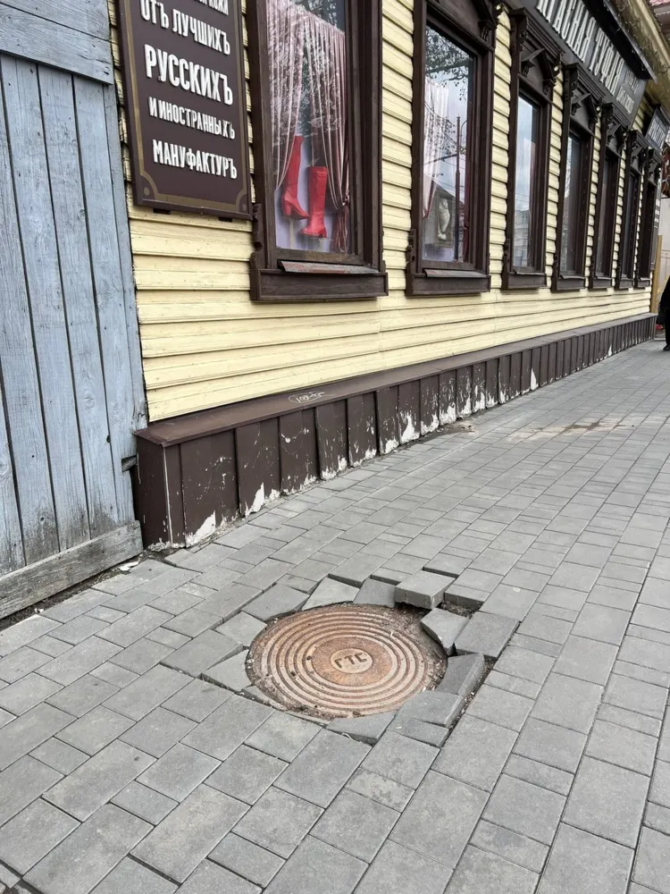 В самом центре Рыбинска проваливается люк