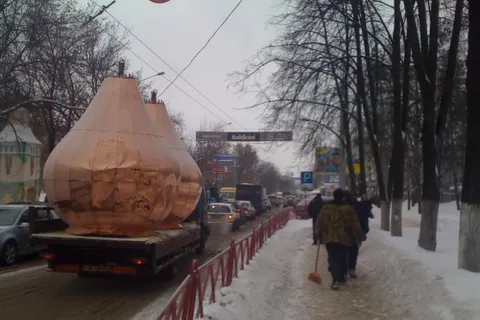 Два медных купола  приземлились у здания суда